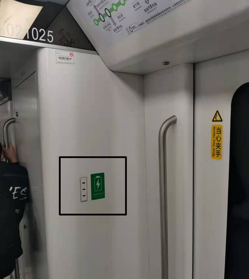 上海地铁上有USB手机充电接口