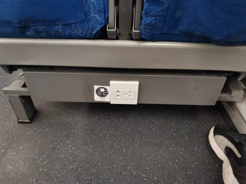 高铁上的插座在座椅的什么位置图片2